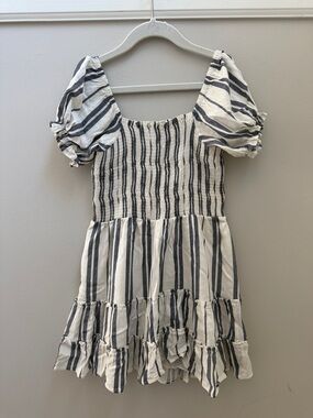 Peixoto Girls Striped Puff Sleeve Dress in White and Navy. Smocked bodice. Sz M